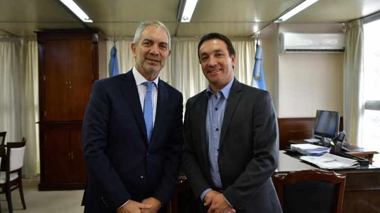 El intendente Watson junto al Ministro Alak 